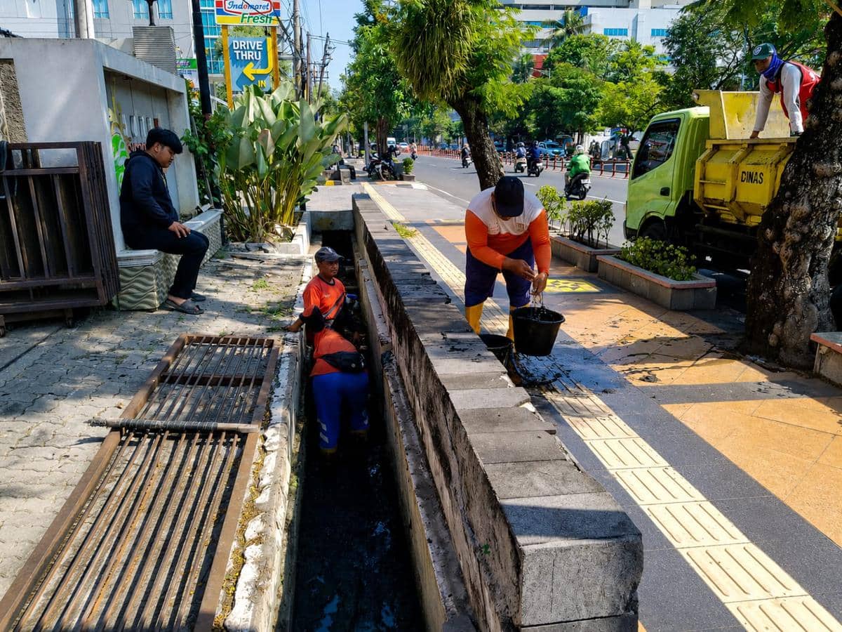 sampah, sampah semarang, simpang lima, drainase