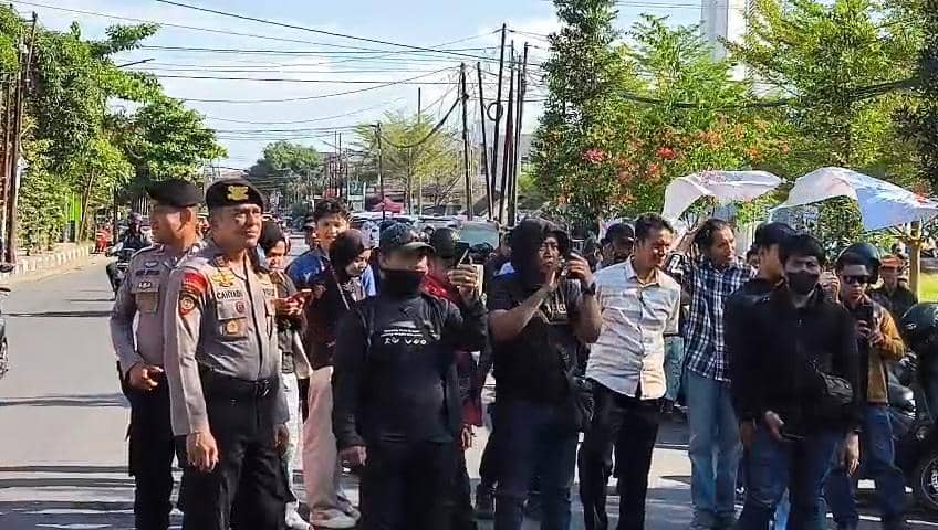 Sejumlah warga yang tergabung dalam gerakan Suara Siri' Na Pacce mendirikan Posko Siri' Na Pacce di depan Kantor DPRD Kabupaten Gowa, Sulawe