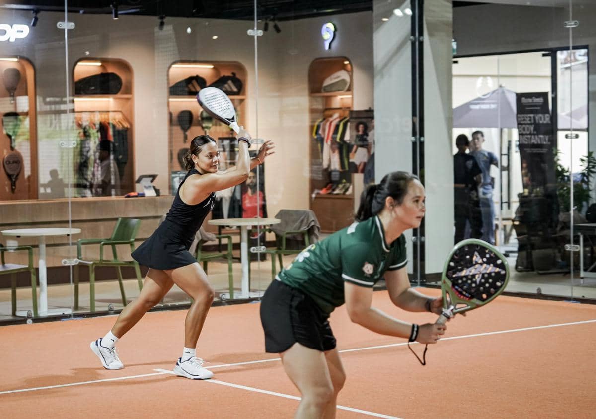 Dua atlet padel wanita Indonesia sedang beraksi di lapangan dalam sesi latihan tim nasional menjelang kompetisi tahun 2026.