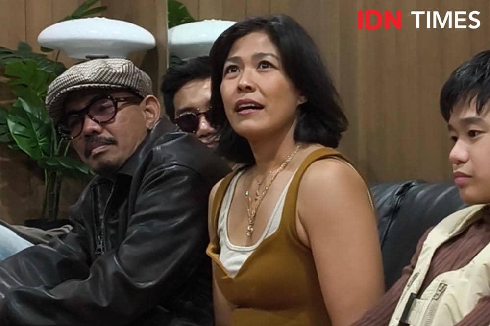 Potret vokalis Maliq & D'Essentials, Indah Wisnuwardhana, dijumpai usai teater Senja Teduh Pelita di Jakarta (IDN Times/Juan Dwi)