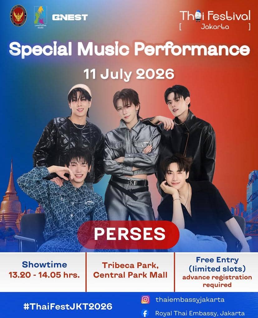 Lima anggota grup musik berpose di poster acara Thai Festival 2026 di Jakarta dengan informasi jadwal dan lokasi penampilan.