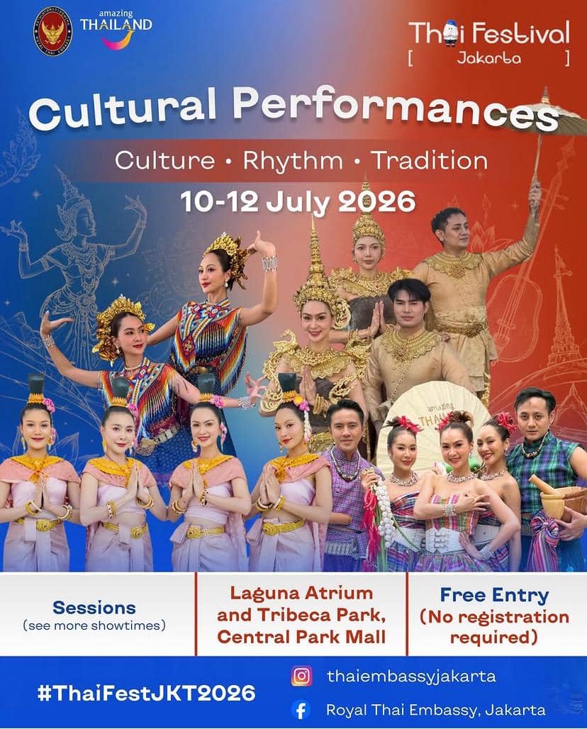 Penari Thailand mengenakan kostum tradisional berwarna cerah tampil dalam promosi Thai Festival 2026 di Jakarta dengan latar informasi acara.