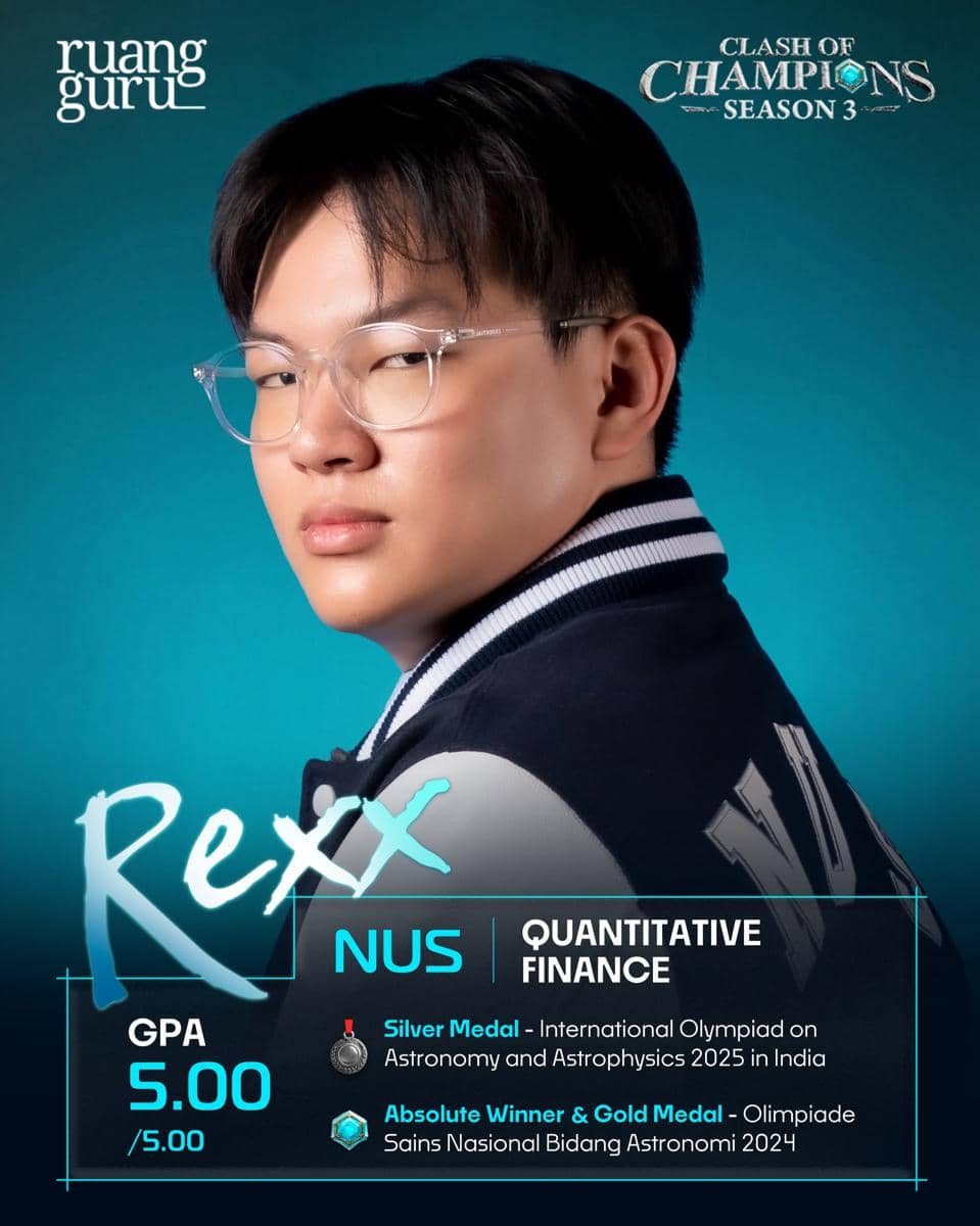 Seorang peserta bernama Rexx mengenakan jaket varsity dan kacamata bening dengan latar biru, menampilkan prestasi akademik dan penghargaan ilmiah.