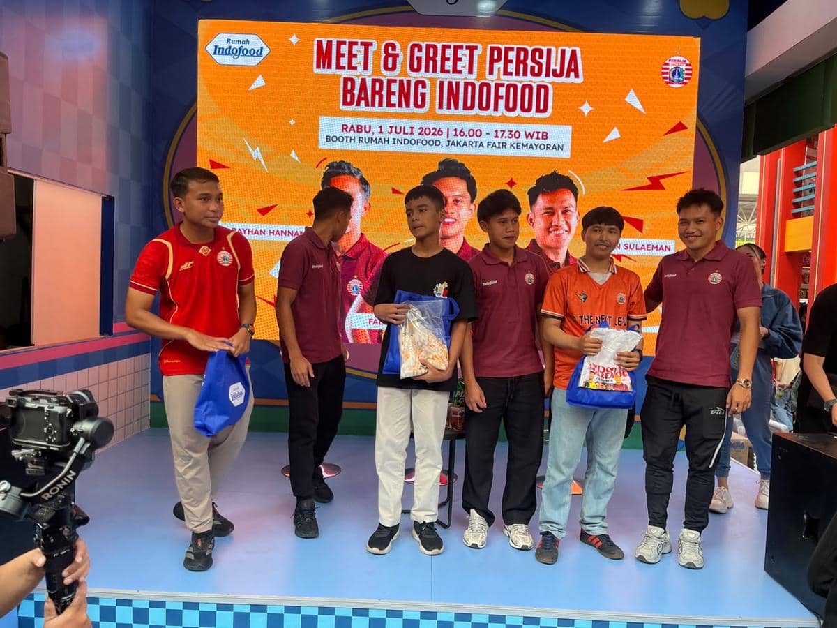 Beberapa pemain Persija berfoto bersama penggemar di acara meet and greet yang digelar Rumah Indofood di Jakarta Fair Kemayoran.