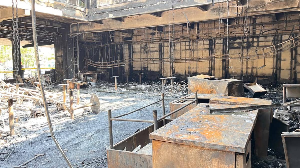 Bagian dalam Gedung Rama Billiard & Cafe di Mergangsan, Yogyakarta, tampak hangus dan rusak parah setelah kebakaran hebat.