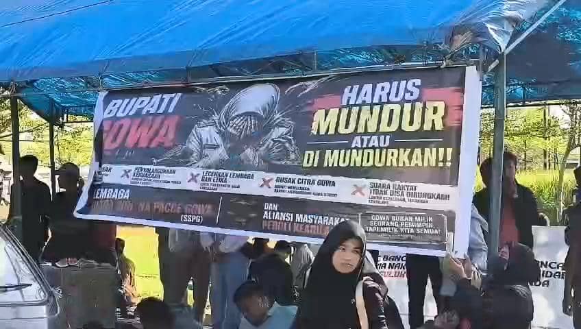 Sejumlah warga yang tergabung dalam gerakan Suara Siri' Na Pacce mendirikan Posko Siri' Na Pacce di depan Kantor DPRD Kabupaten Gowa, Sulawe