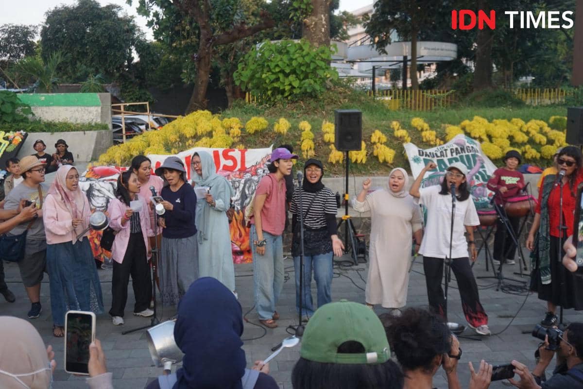 Sejumlah perempuan berorasi dan bernyanyi bersama dalam aksi 'Suara Ibu Indonesia' bertema 'Liburan Tetap Melawan' di Bundaran UGM, Sleman.