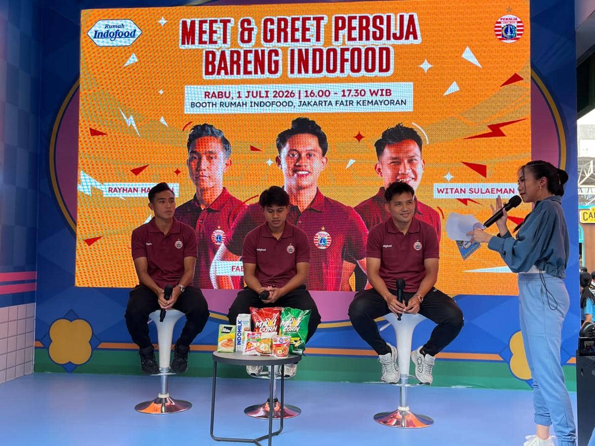 Tiga pemain Persija duduk di panggung acara meet and greet Rumah Indofood di Jakarta Fair Kemayoran bersama seorang pembawa acara.