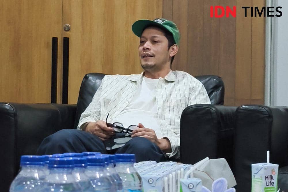 Potret Widi Puradiredja, personel Maliq & D'Essentials dijumpai usai pertunjukan teater Senja Teduh Pelita (IDN Times/Juan Dwi)