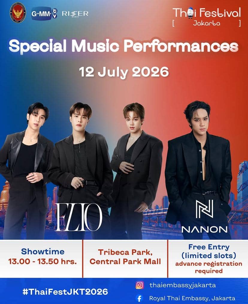 Poster acara Thai Festival 2026 di Jakarta menampilkan empat artis pria dengan latar warna biru dan merah serta informasi jadwal penampilan musik.