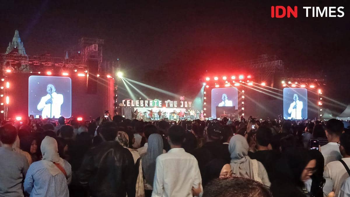 Sapa Penonton Pakai Bahasa Jawa, Sal Priadi Meriahkan Prambanan Jazz