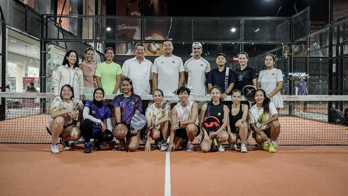 Para atlet Timnas Padel Indonesia 2026 berpose bersama di lapangan padel dengan raket dan perlengkapan olahraga.