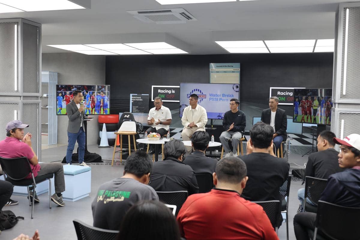 Suasana acara Water Break PSSI Pers dengan beberapa pembicara duduk di depan audiens membahas Timnas Indonesia jelang Piala AFF 2026.