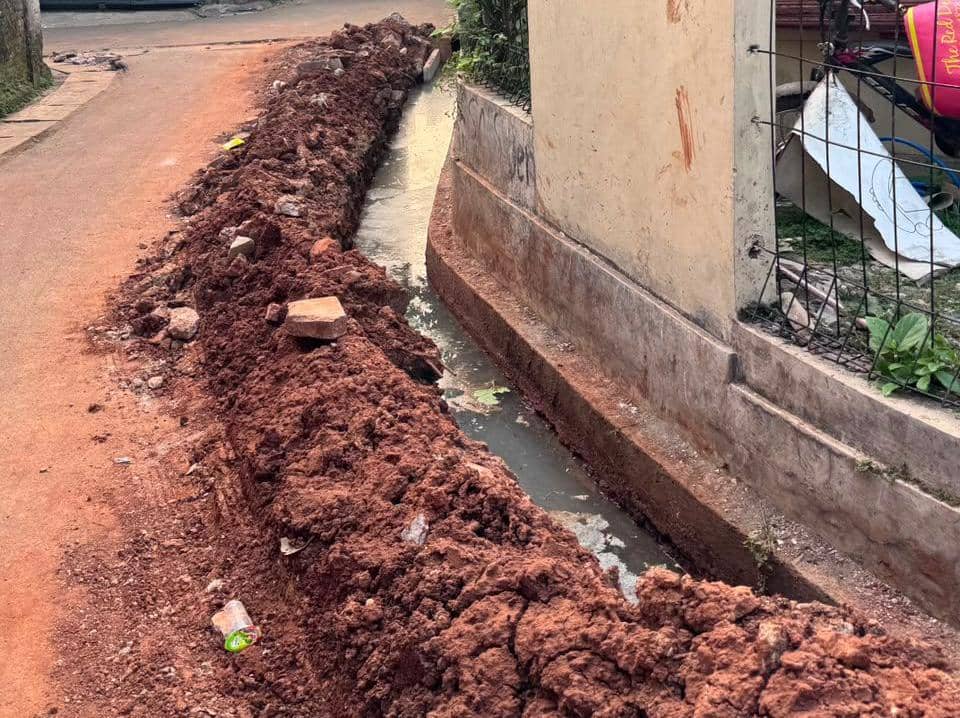 Tumpukan tanah merah dan galian proyek saluran air yang belum selesai di tepi jalan kawasan Pondok Aren, Tangerang Selatan.