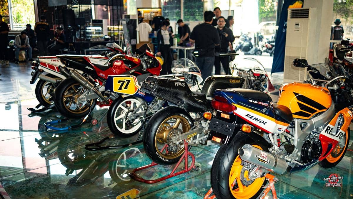 Deretan motor sport klasik dengan livery Repsol dan Yamaha dipamerkan di sebuah acara komunitas motor dalam ruangan.