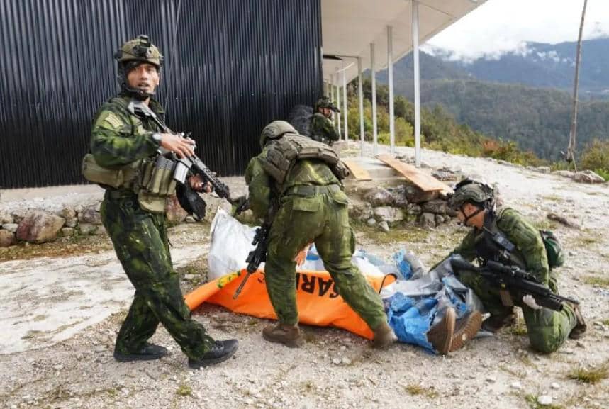 Personel Koops TNI Habema melakukan evakuasi jenazah pilot pesawat PT AMA, Nicholas F Goselin (29) yang diduga ditembak oleh anggota KKB, di