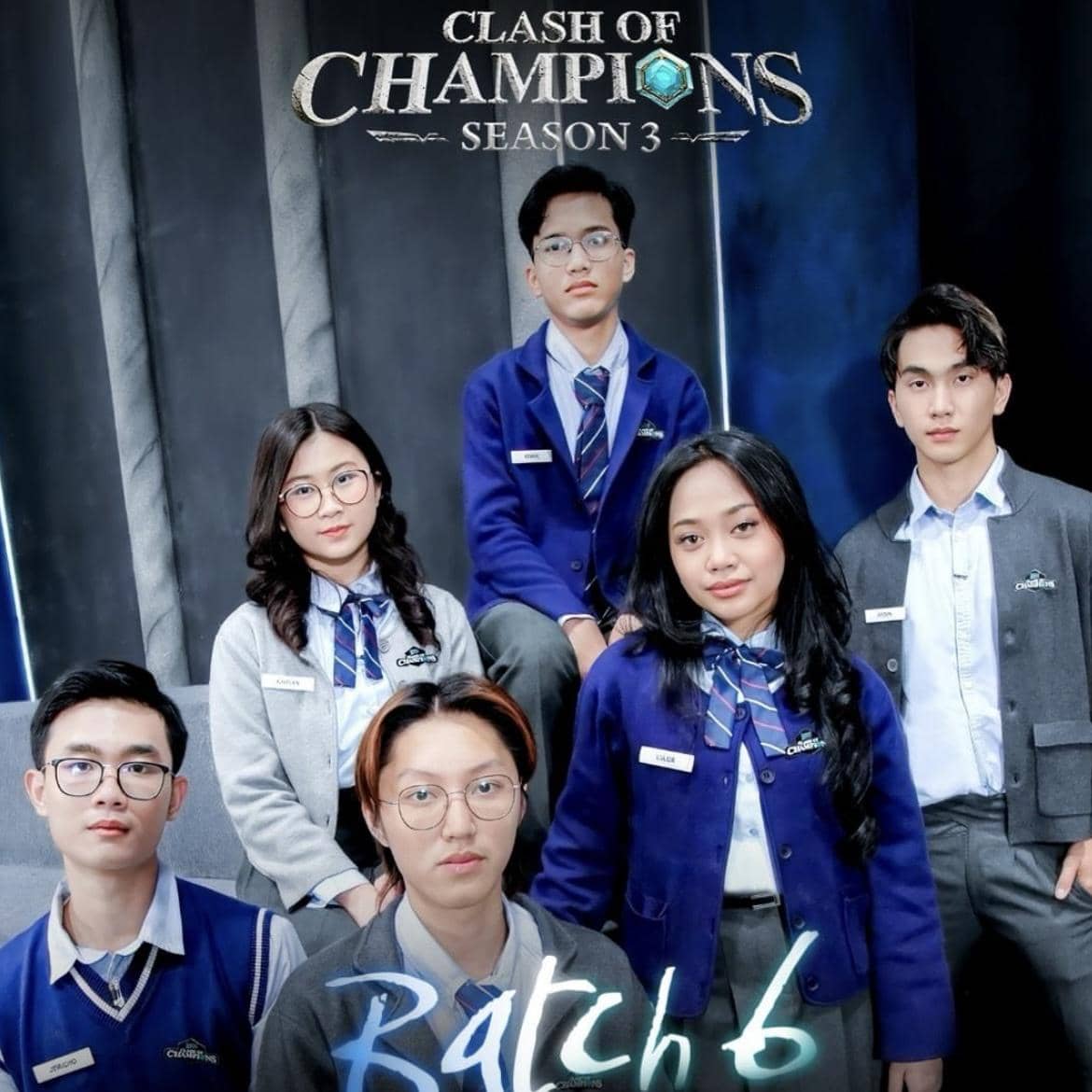 Enam peserta muda mengenakan seragam biru dan abu-abu berpose bersama dalam ajang Clash of Champions Season 3 Batch 6.