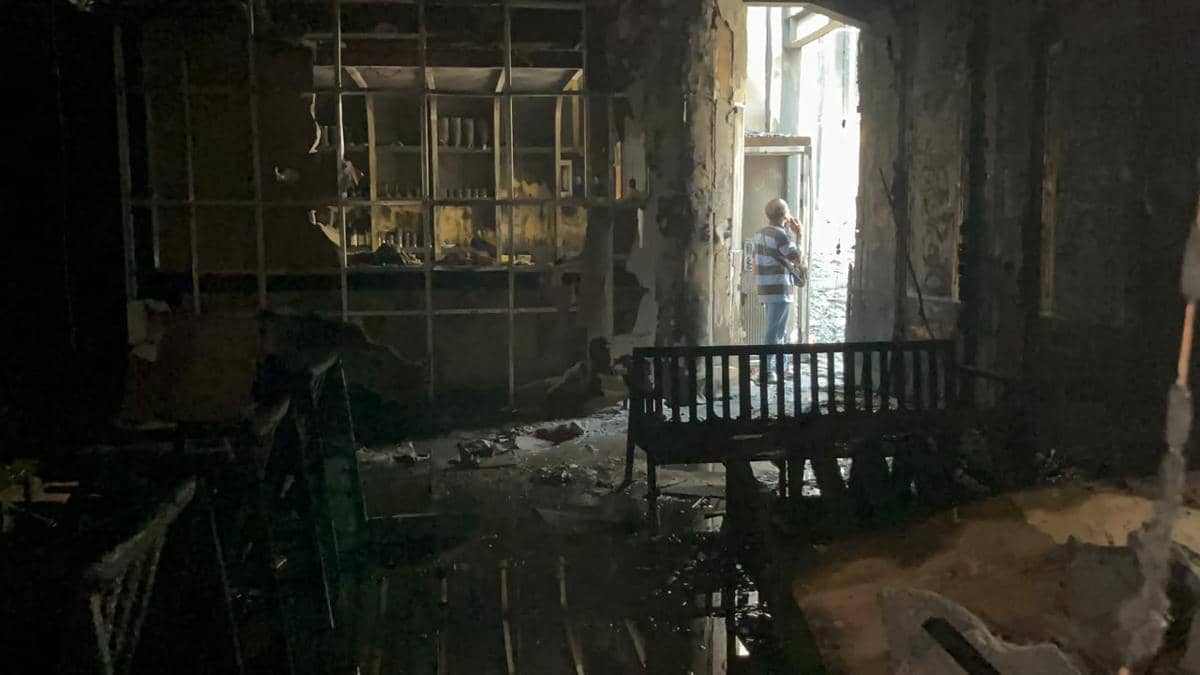 Bagian dalam Gedung Rama Billiard & Cafe di Mergangsan, Yogyakarta tampak hangus setelah kebakaran hebat pada Jumat pagi.