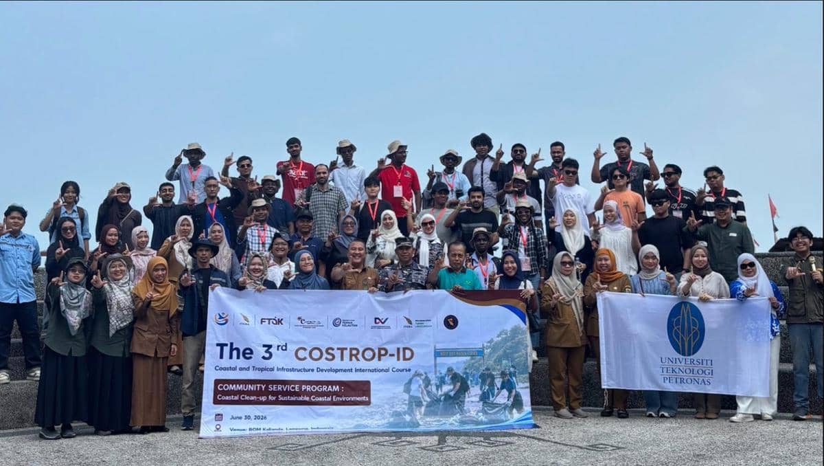 Mahasiswa dari sembilan negara berfoto bersama di Dermaga DOM Lampung Selatan dalam program COSTROP-ID 2026 yang diselenggarakan Itera.