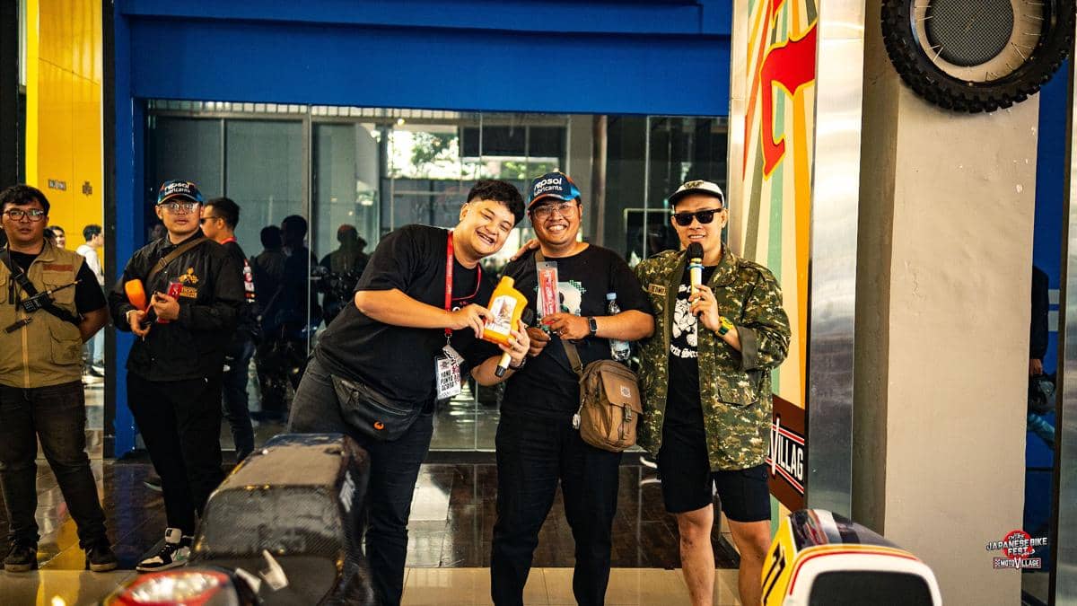 Beberapa peserta festival motor Jepang era 80an hingga 90an berfoto bersama sambil memegang hadiah di acara komunitas pecinta motor.