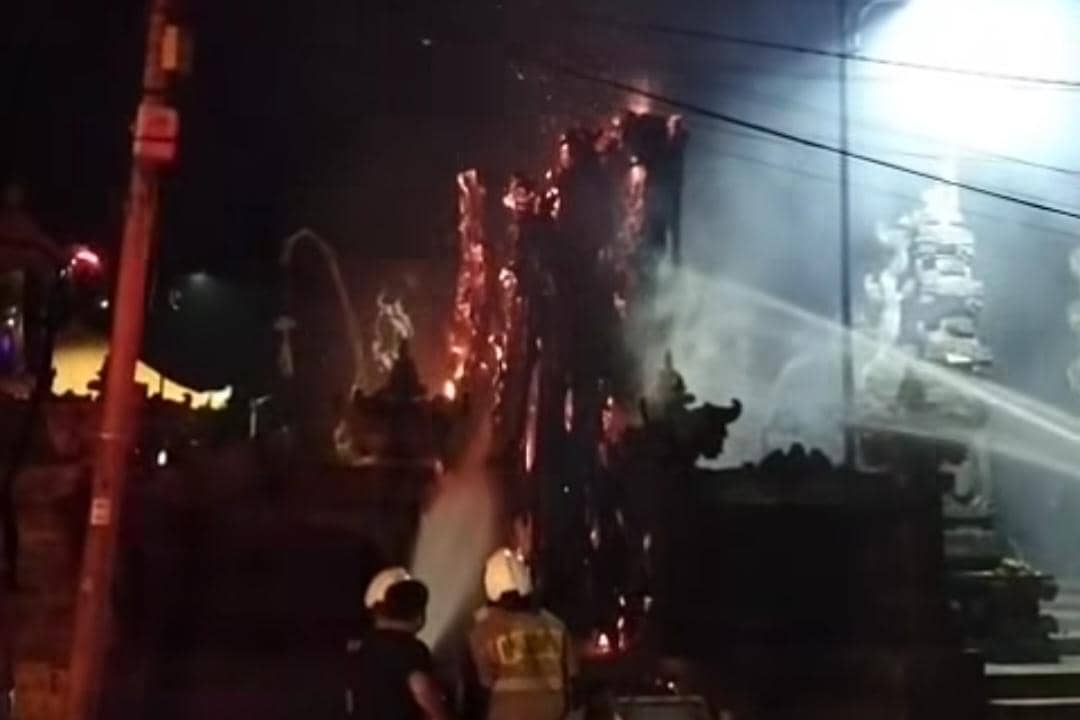 Pohon Beringin Terbakar di Pura Dalem Negari Mengwi