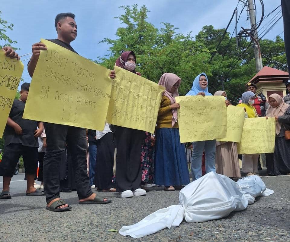 Simbol Matinya Penegakan Hukum, Warga Bawa Pocong ke Polda Aceh