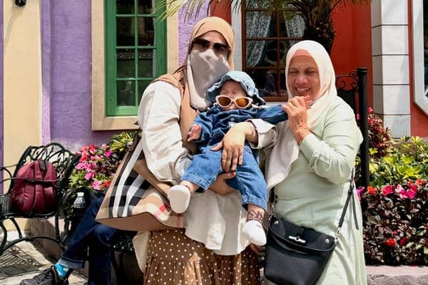 7 Potret Umi Pipik Liburan ke Malaysia Bareng Besan dan Cucu
