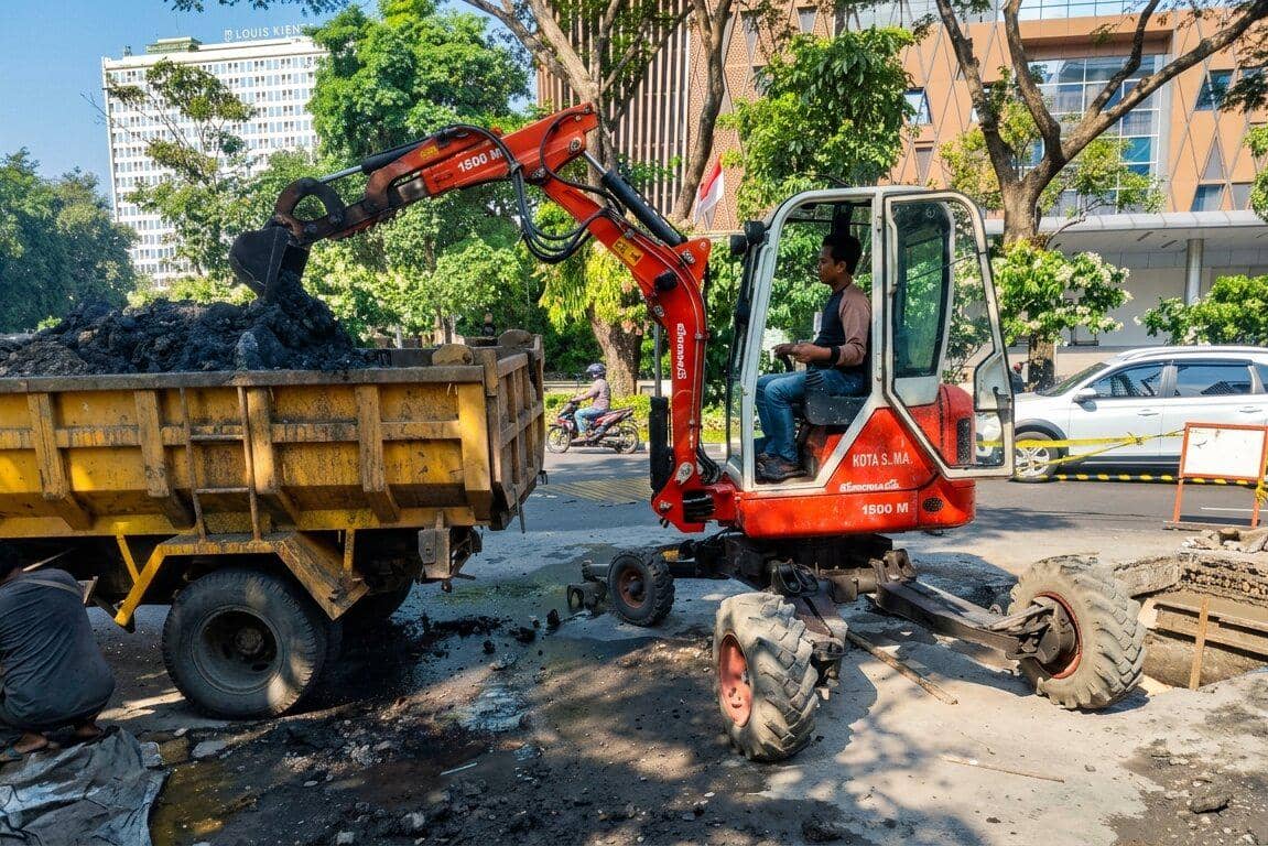 Sampah Plastik Biang Kerok Masalah Drainase Simpang Lima Semarang Mampet