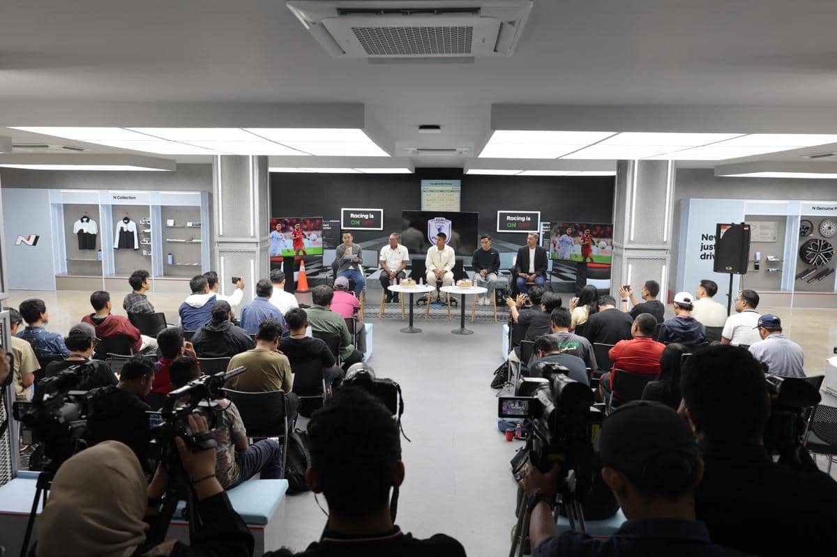 Suasana konferensi pers PSSI dengan sejumlah pembicara duduk di depan dan wartawan menghadiri acara menjelang Piala AFF 2026.