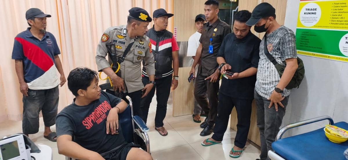 Sejumlah aparat kepolisian memeriksa kondisi korban penusukan di Makassar. Dok. Polsek Manggala
