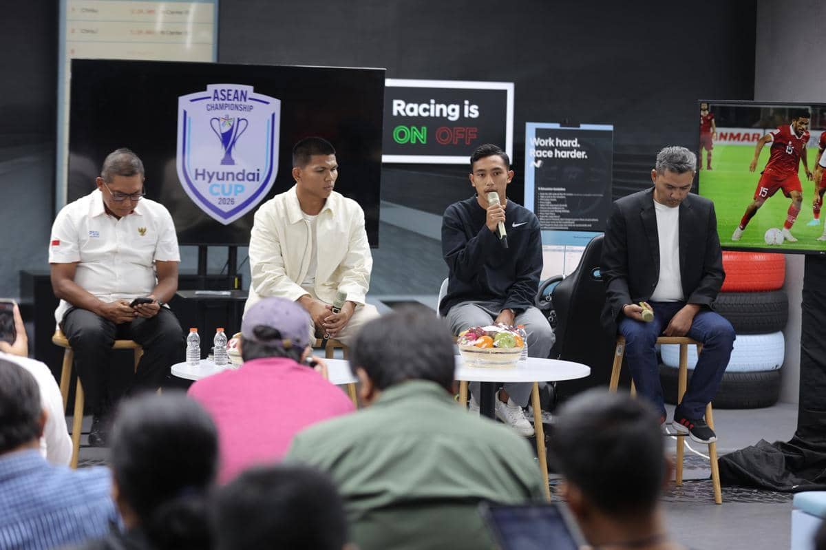 Empat narasumber duduk di depan audiens dalam konferensi pers PSSI membahas persiapan Timnas Indonesia menuju Piala AFF 2026.