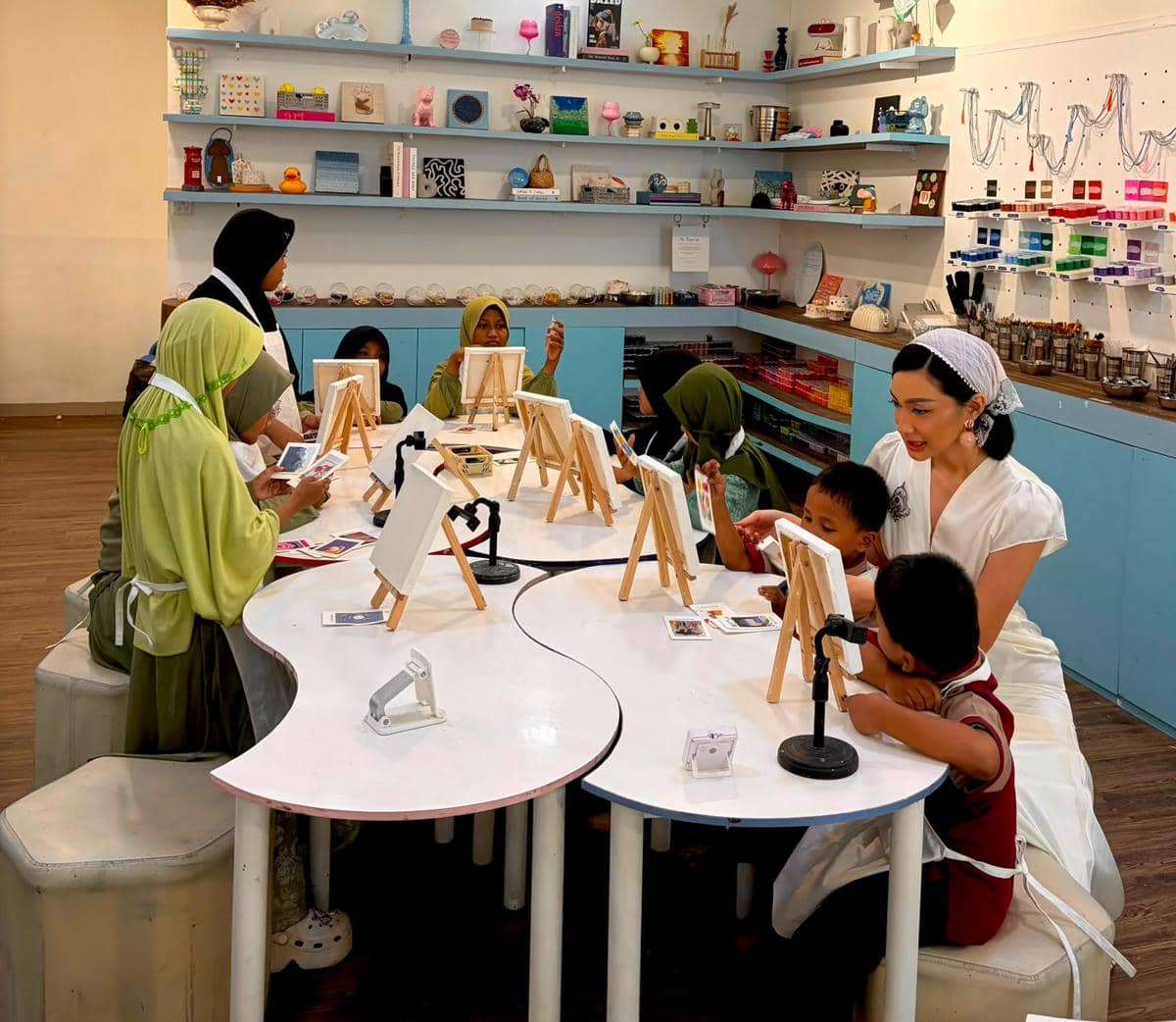 Potret Kegiatan Sosial Puteri Indonesia Kebudayaan 2026 Nilam Onasis Bersama Anak Panti Asuhan