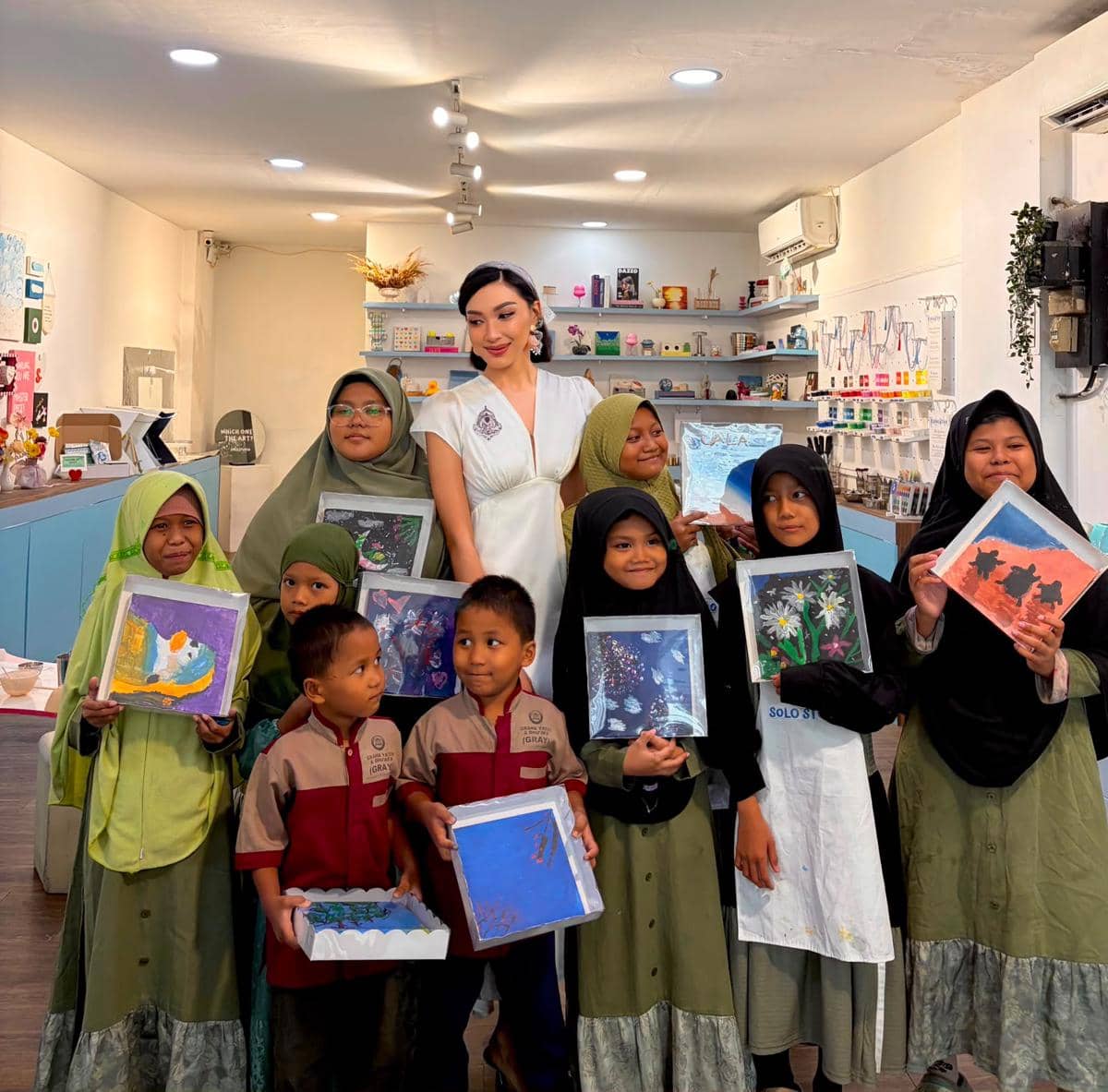 Potret Kegiatan Sosial Puteri Indonesia Kebudayaan 2026 Nilam Onasis Bersama Anak Panti Asuhan