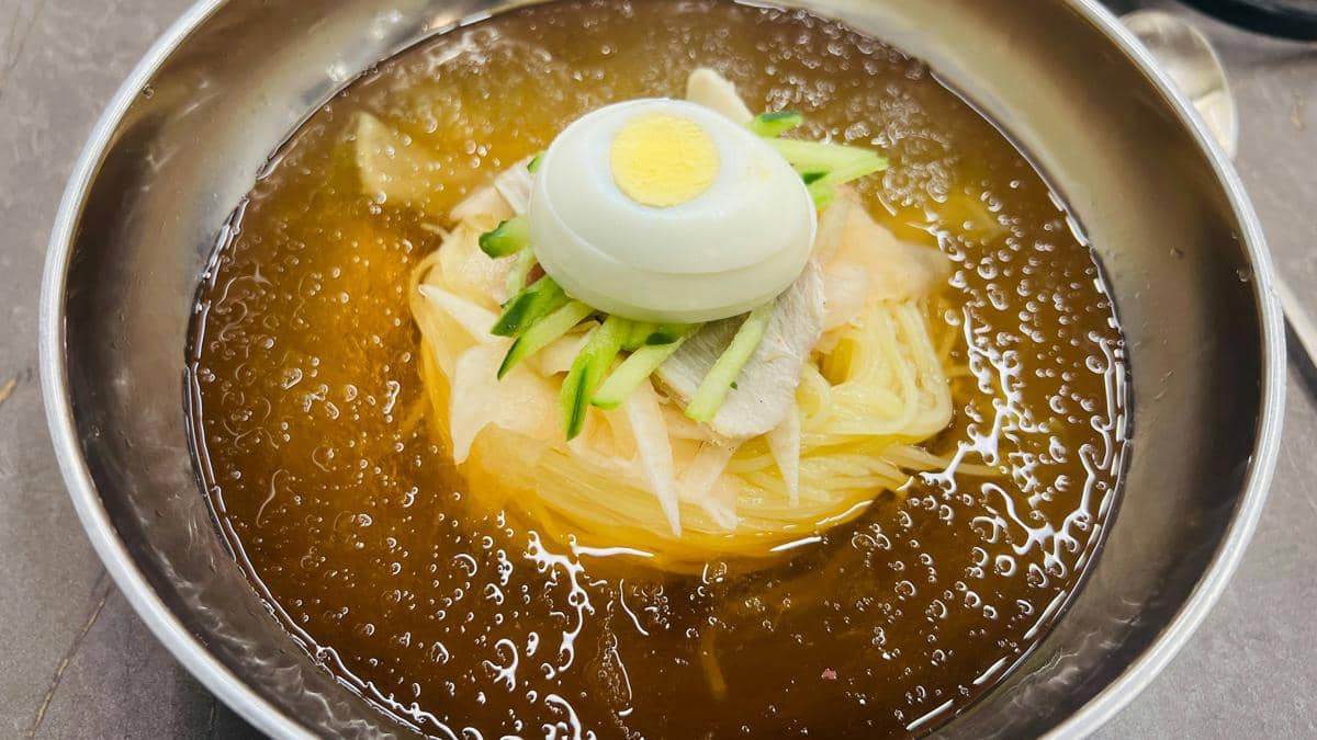 ilustrasi sajian mul naengmyeon