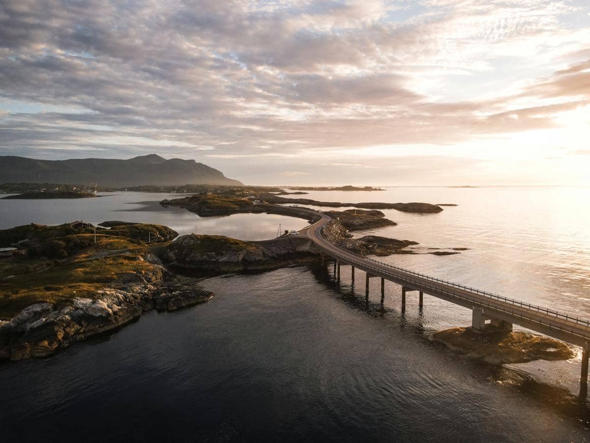 ilustrasi Trollstigen and Atlantic Ocean Road, Norwegia 