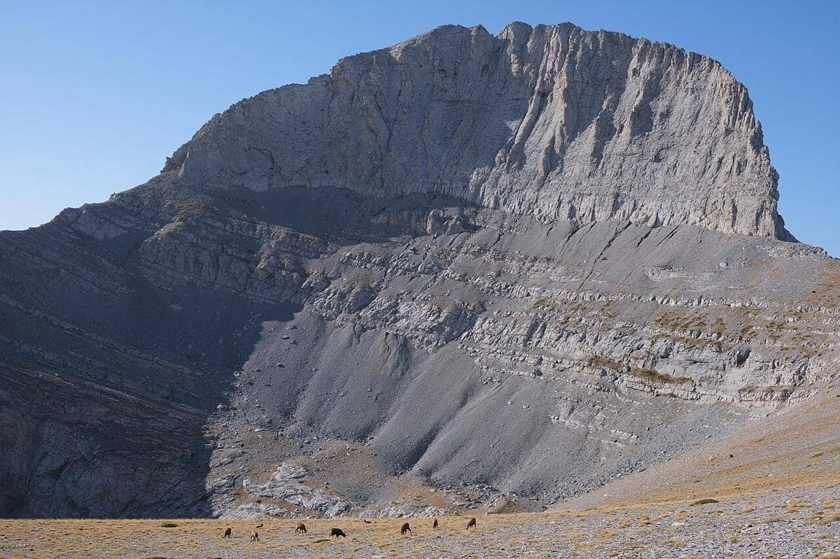 Gunung Olympus di Yunani, khususnya menunjukkan Dataran Tinggi Muses dan puncak Stefani yang menjulang tinggi, yang juga dikenal sebagai "Singgasana Zeus".