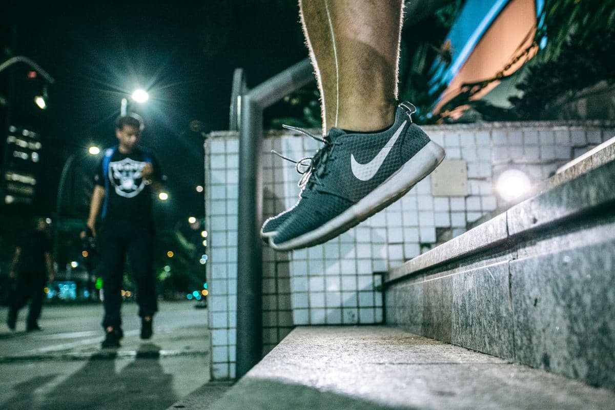 ilustrasi sepatu running memiliki bobot ringan 