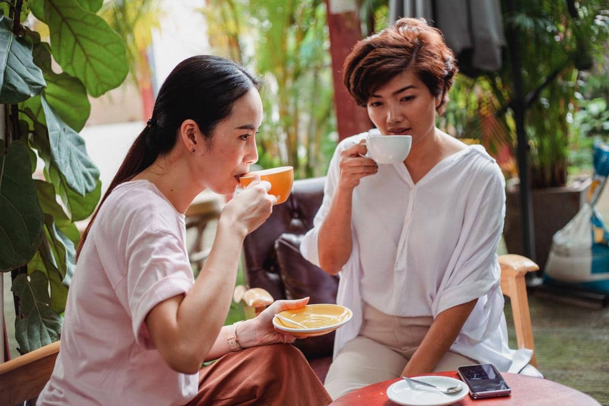 sahabat yang minum kopi bersama