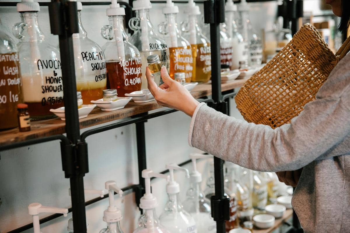 Ilustrasi berbelanja produk refilll (pexels.com/Sarah Chai)