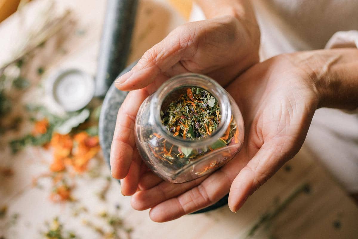 Ilustrasi pembuatan obat herbal