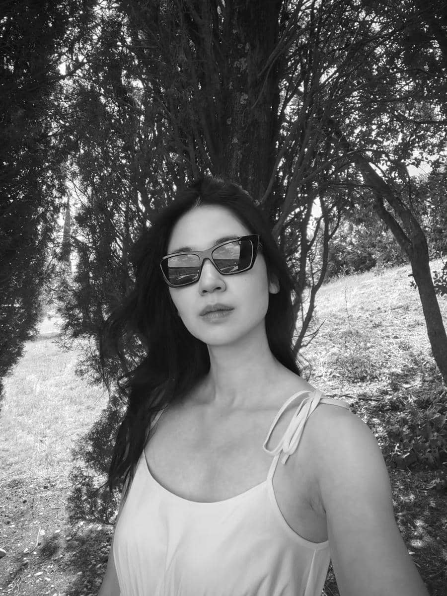 Laura Basuki menginap di hotel mewah di tepi Danau Como