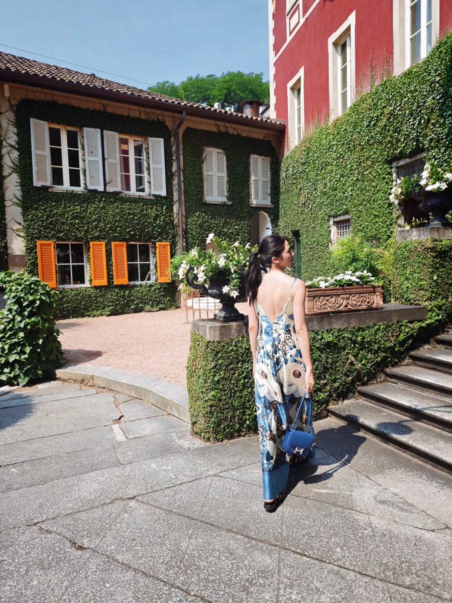 Laura Basuki menginap di hotel mewah di tepi Danau Como