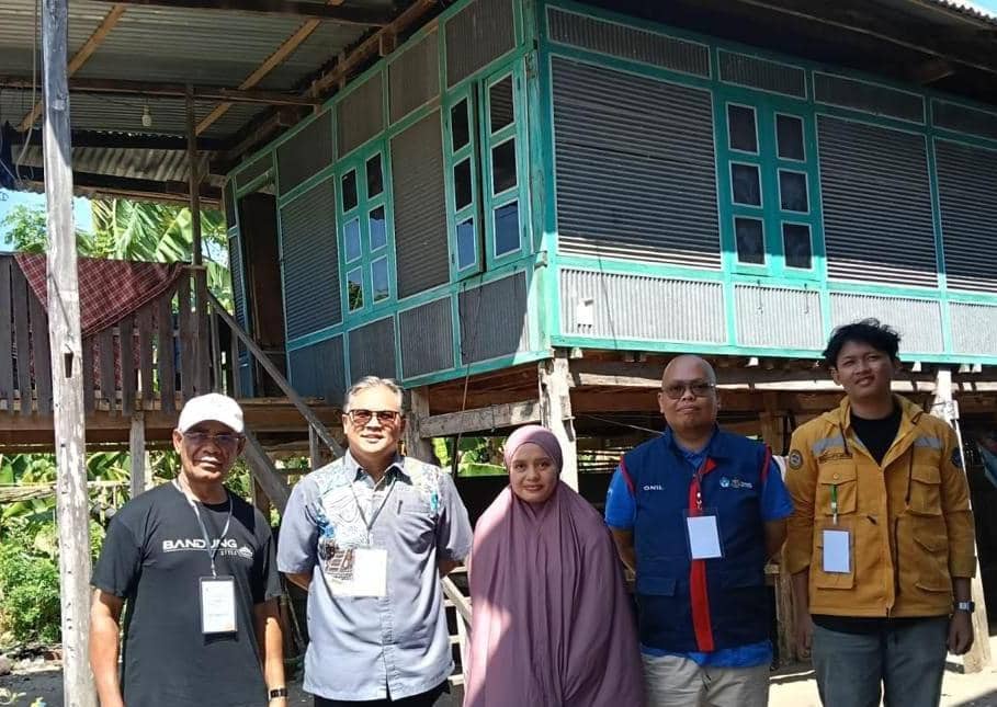 Unhas verifikasi langsung calon penerima KIP Kuliah, datangi rumah mahasiswa. (Dok. Humas Unhas)