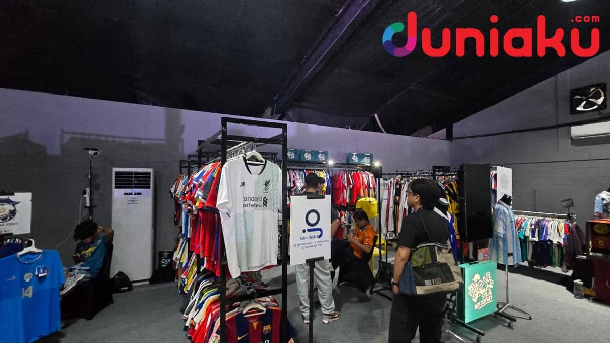 Pengunjung melihat berbagai koleksi jersey sepak bola yang dipajang di acara The Market Vol. 3 oleh FanCon di dalam ruangan pameran.