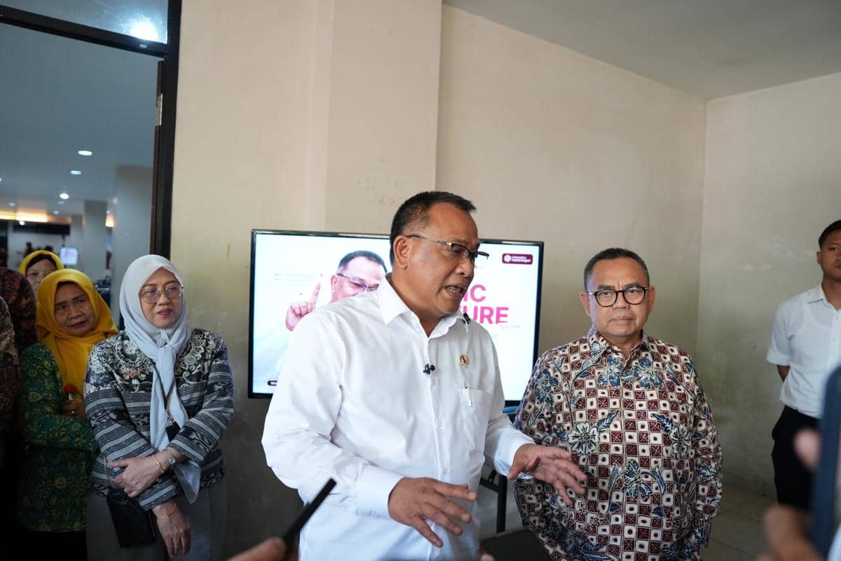 Menteri LH Jumhur Hidayat bersma Rektor Universitas Harkat Negeri Sudirman Said 