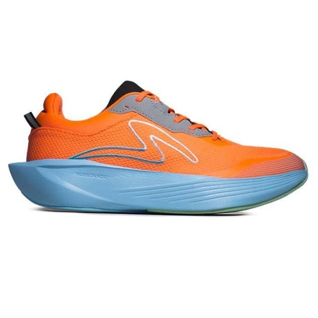 Sepatu lari Specs Atmozphyr berwarna oranye dengan sol tebal biru muda dan detail abu-abu di bagian atas.