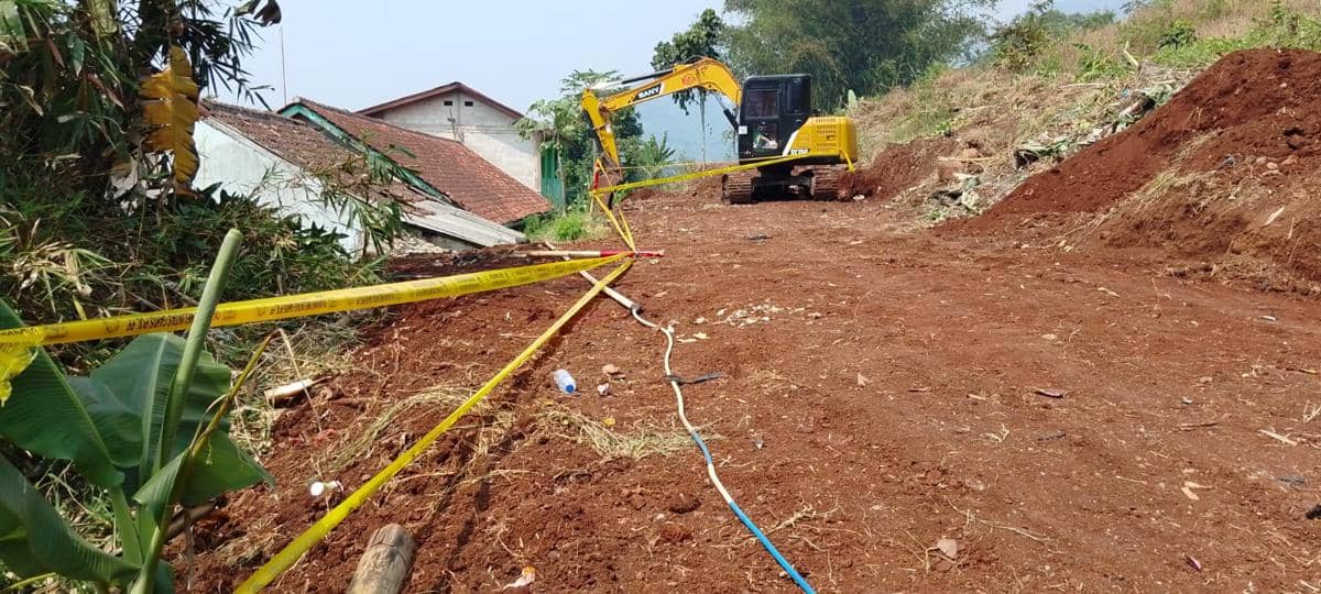 Lereng Gunung Pasarean Dipapas Alat Berat, Satpol PP Segel Lokasi