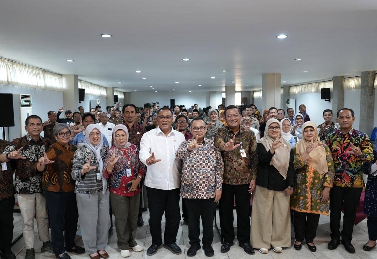 Menteri LH Jumhur Hidayat bersma Rektor Universitas Harkat Negeri Sudirman Said 