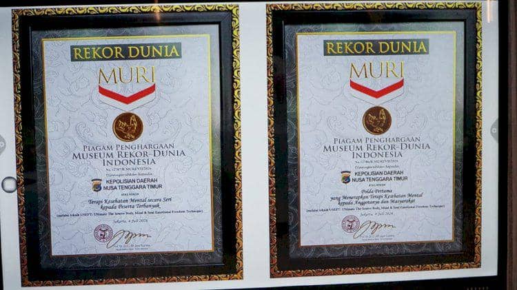 Dua piagam penghargaan Museum Rekor Dunia Indonesia diberikan kepada Kepolisian Daerah Nusa Tenggara Timur atas pencapaian program terapi USEFT.
