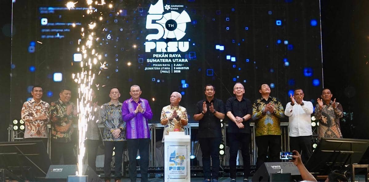 Wakil Gubernur Sumatera Utara Surya bersama sejumlah pejabat menghadiri pembukaan Pekan Raya Sumatera Utara 2026 di panggung utama dengan latar logo PRSU ke-50.